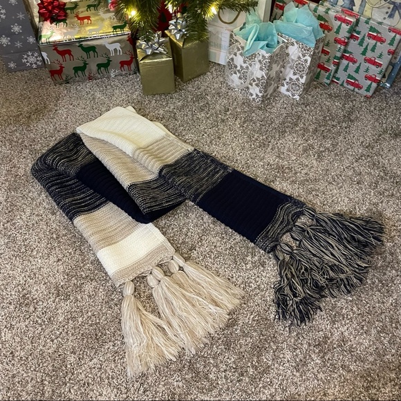 NWOT Beautiful Calvin Klein knit scarf - Picture 2 of 5